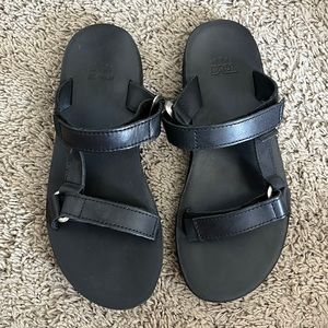 Women’s Black leather Teva
